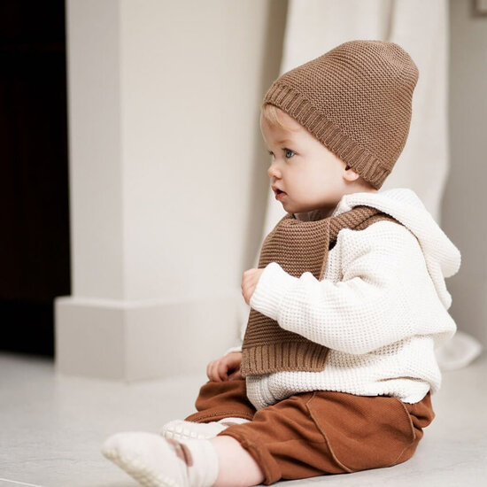 Babymuts met sjaal - Sand