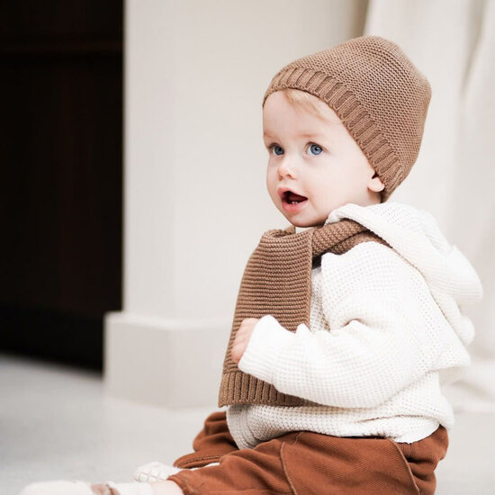 Babymuts met sjaal - Sand