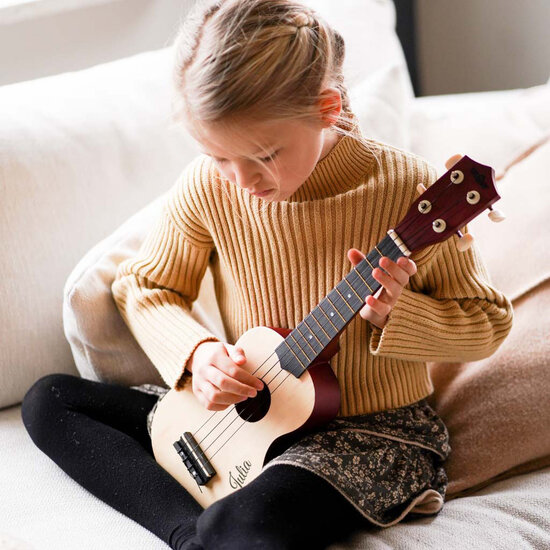 Gepensioneerde dam Vertrouwen op KINDER GITAAR. Houten gitaar met naam kopen?