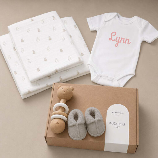 Kraamcadeau Box met Naam en Babyslofjes
