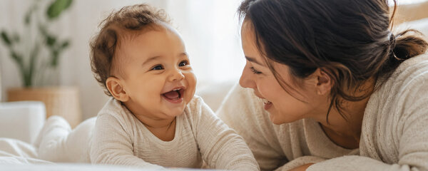 Wanneer gaat een baby lachen? Ontwikkeling per leeftijd