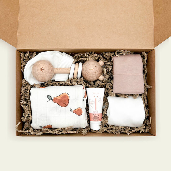 Kraamcadeau box met naam (roze)