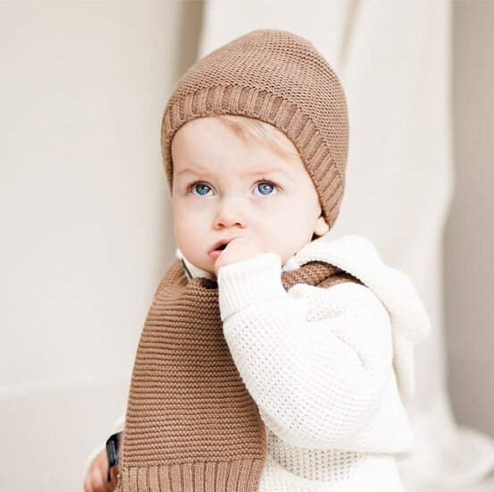 Babymuts met sjaal - Sand